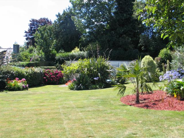Hier ist der Garten des Hauses, das wir in diesem Sommer in Großbritannien tauschen. Die Eigentümer können es ohne Sorgen verlassen, denn wir werden sicherstellen, dass Pflanzen und Rasenflächen gut bewässert werden….
